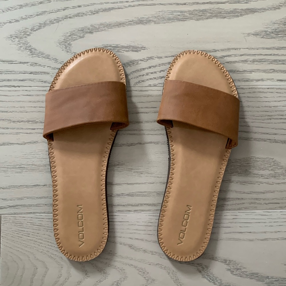 ❤️ $10. Volcom Flats Size 10